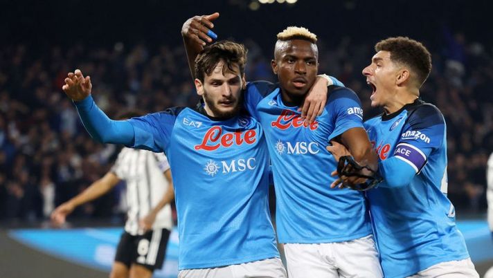 NAPLES, ITALY - JANUARY 13: Victor Osimhen of SSC Napoli celebrates with teammates after scoring the 1-0 goal during the Serie A match between SSC Napoli_Juventus at Stadio Diego Armando Maradona on January 13, 2023 in Naples, Italy. (Photo by Francesco Pecoraro/Getty Images) Voti fantacalcio: 3 a Bremer! Kvara come Osimhen, bocciato Kostic, Di Maria più di Rrahmani - immagine 1