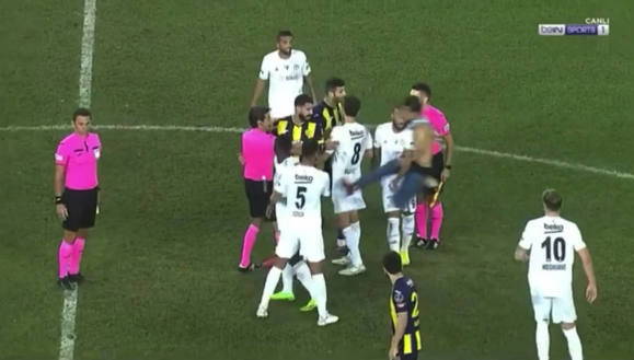 Turchia, finale thrilling in Ankaraguku-Besiktas: tifoso entra in campo e sferra un calcio a Cenk Tosun- immagine 3