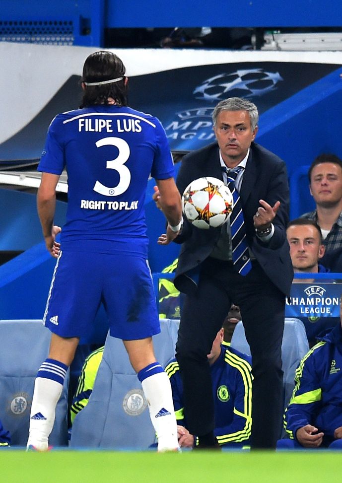 LONDON, ENGLAND - SEPTEMBER 17: Jose Mourinho manager of Chelsea throws the ball back to Filipe Luis of Chelsea during the UEFA Champions League Group G match between Chelsea and FC Schalke 04 on September 17, 2014 in London, United Kingdom. (Photo by Mike Hewitt/Getty Images) Quando Mou fece perdere la Premier 2014 a Rodgers: “Perdete tempo, innervositeli e vinceremo”- immagine 2