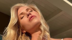Daniela Christiansson baciata dal sole. Lady Lopez fa sognare il web in bikini