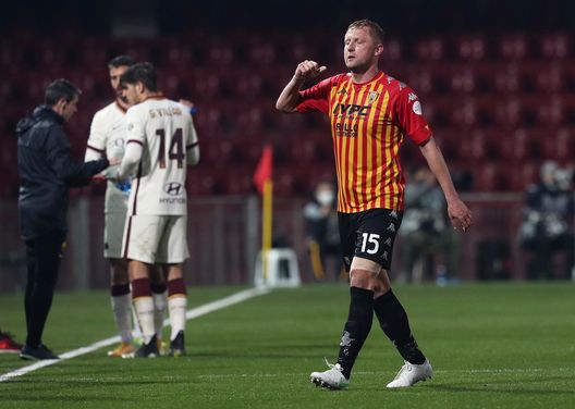  BENEVENTO, ITALY - FEBRUARY 21: Kamil Glik of Benevento Calcio looks dejected after being shown a red card during the Serie A match between Benevento Calcio and AS Roma at Stadio Ciro Vigorito on February 21, 2021 in Benevento, Italy. Sporting stadiums around Italy remain under strict restrictions due to the Coronavirus Pandemic as Government social distancing laws prohibit fans inside venues resulting in games being played behind closed doors. (Photo by Francesco Pecoraro/Getty Images) 