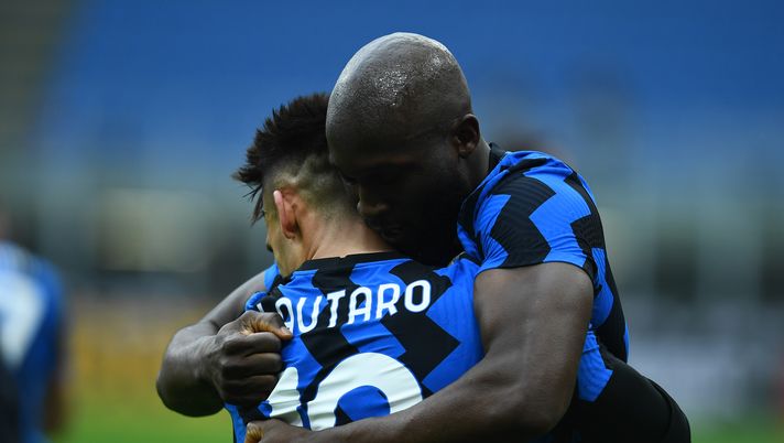 MILAN, ITALY - FEBRUARY 21: Romelu Lukaku of FC Internazionale celebrates with Lautaro Martinez after scoring the third goal during the Serie A match between AC Milan and FC Internazionale at Stadio Giuseppe Meazza on February 21, 2021 in Milan, Italy. (Photo by Claudio Villa - Inter/Inter via Getty Images) Vieri, Ronaldo e tanti altri: coppie da sogno e… zeru tituli- immagine 2