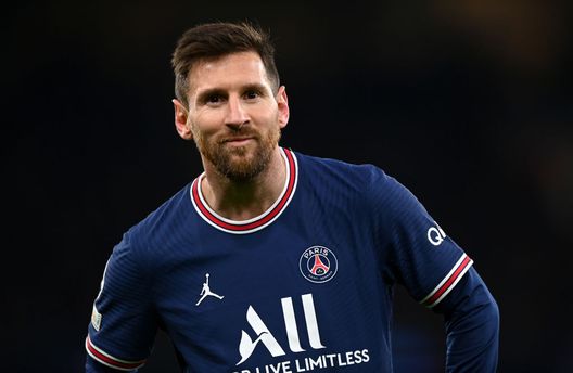 MANCHESTER, ENGLAND - NOVEMBER 24: Lionel Messi of Paris Saint-Germain looks on during the UEFA Champions League group A match between Manchester City and Paris Saint-Germain at Etihad Stadium on November 24, 2021 in Manchester, England. (Photo by Shaun Botterill/Getty Images) Diego, dal Perù al Parco dei Principi: 10mila chilometri per vedere Messi e inimicarsi i tifosi del PSG…- immagine 2