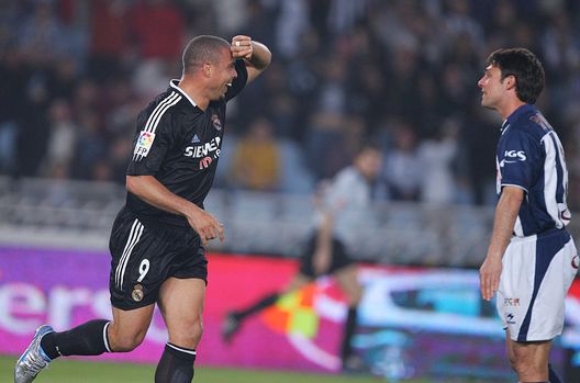 SAN SEBASTIAN, SPAIN - APRIL 30: Real Madrid's Ronaldo celebrates scoring a goal beside Real Sociedad's Adriano Rossato during a La Liga match between Real Sociedad and Real Madrid at the Anoeta stadium on April 30, 2005 in San Sebastian, Spain. Madrid won 2-0. (Photo by Denis Doyle/Getty Images) Real Madrid – Valladolid: Ronaldo e Florentino Perez, amici, perché no, anche sul mercato…- immagine 2