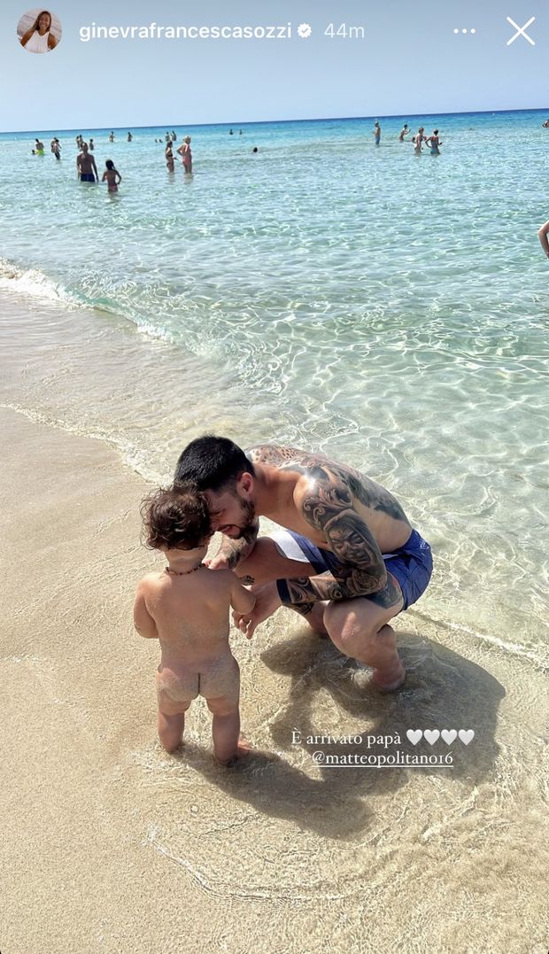 FOTO Politano e il tenero abbraccio alla figlia in riva al mare- immagine 3