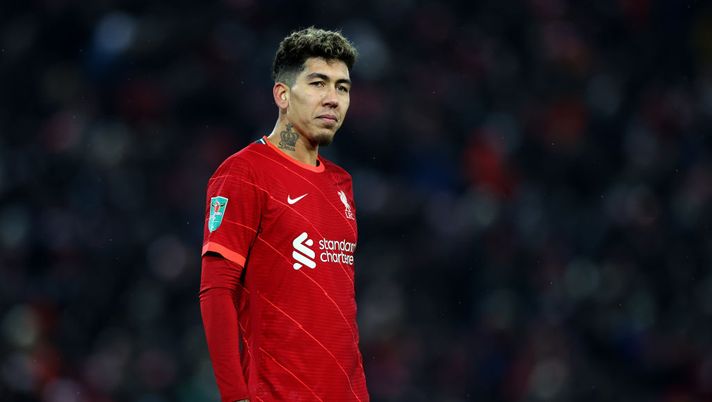 LIVERPOOL, ENGLAND - DECEMBER 22: Roberto Firmino of Liverpool looks on during the Carabao Cup Quarter Final match between Liverpool and Leicester City at Anfield on December 22, 2021 in Liverpool, England. (Photo by Naomi Baker/Getty Images) Rivaldo: “Per diventare davvero un top, Firmino deve giocare in un club come il Barcellona” - immagine 1