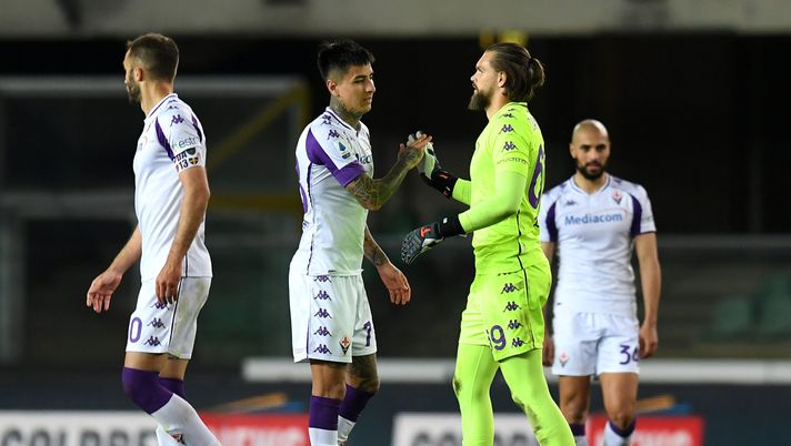 VERONA, ITALY - APRIL 20: Bartlomiej Dragowski of ACF Fiorentina celebrates with Erick Pulgar after the Serie A match between Hellas Verona FC and ACF Fiorentina at Stadio Marcantonio Bentegodi on April 20, 2021 in Verona, Italy. Sporting stadiums around Italy remain under strict restrictions due to the Coronavirus Pandemic as Government social distancing laws prohibit fans inside venues resulting in games being played behind closed doors. (Photo by Alessandro Sabattini/Getty Images) VERONA, ITALY - APRIL 20: Bartlomiej Dragowski of ACF Fiorentina celebrates with Erick Pulgar after the Serie A match between Hellas Verona FC and ACF Fiorentina at Stadio Marcantonio Bentegodi on April 20, 2021 in Verona, Italy. Sporting stadiums around Italy remain under strict restrictions due to the Coronavirus Pandemic as Government social distancing laws prohibit fans inside venues resulting in games being played behind closed doors. (Photo by Alessandro Sabattini/Getty Images)