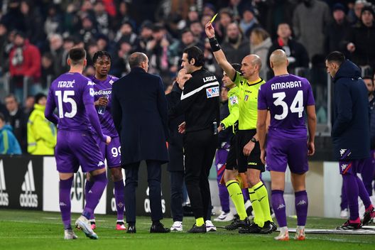 TURIN, ITALY - FEBRUARY 12: Referee Michael Fabbri shows a yellow card to Massimiliano Allegri, Head Coach of Juventus, during the Serie A match between Juventus and ACF Fiorentina at on February 12, 2023 in Turin, Italy. (Photo by Valerio Pennicino/Getty Images) La moViola: Fabbri male, bene il Var. Bonaventura da rosso, Ranieri decisivo- immagine 2