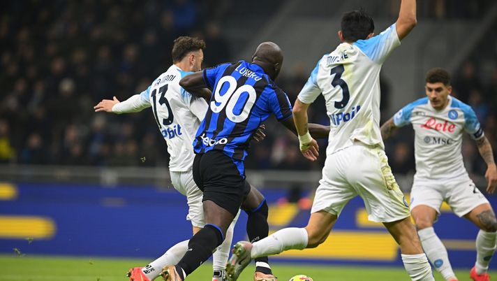 MILAN, ITALY - JANUARY 04: Romelu Lukaku of FC Internazionale competes for the ball with Amir Rrhamani of SSC Napoli during the Serie A match between FC Internazionale and SSC Napoli at Stadio Giuseppe Meazza on January 04, 2023 in Milan, Italy. (Photo by Mattia Ozbot - Inter/Inter via Getty Images) FOTO La classifica in testa si accorcia: vincono Inter, Milan e Juventus - immagine 1