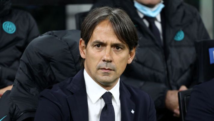 MILAN, ITALY - OCTOBER 24: Simone Inzaghi, Head Coach of FC Internazionale looks on prior to the Serie A match between FC Internazionale and Juventus at Stadio Giuseppe Meazza on October 24, 2021 in Milan, Italy. (Photo by Marco Luzzani/Getty Images) Inzaghi: “Nuovo attaccante? No, ne ho 4! Grande Lautaro, Sanchez quando sono arrivato…” - immagine 1