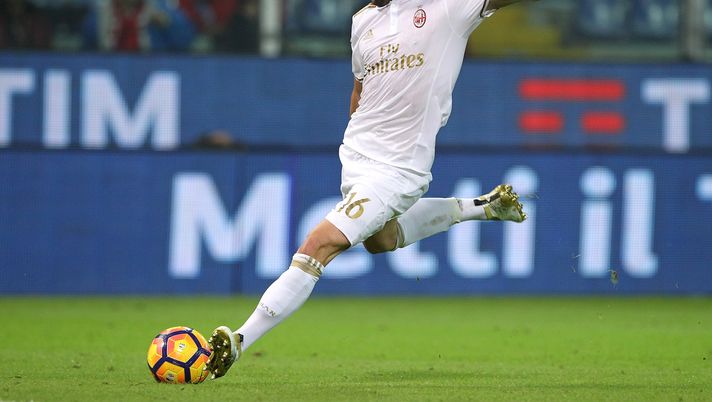 GENOA, ITALY - OCTOBER 25:  Andrea Poli of AC Milan in action during the Serie A match between Genoa CFC and AC Milan at Stadio Luigi Ferraris on October 25, 2016 in Genoa, Italy.  (Photo by Marco Luzzani/Getty Images) 