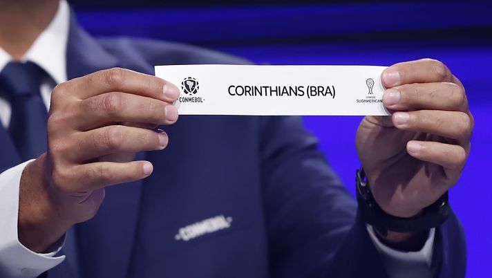 ASUNCION, PARAGUAY - APRIL 09: South American Football Confederation CONMEBOL contest director Frederico Nantes holds the name of Corinthians during the official draw of Group Stage of Copa Sudamericana at CONMEBOL Headquarters on April 09, 2021 in Asuncion, Paraguay. (Photo by Nathalia Aguilar - Pool/Getty Images) L’ex presidente del Corinthians: “I giocatori fumavano e bevevano nello spogliatoio ma…hanno vinto tutto!” - immagine 1