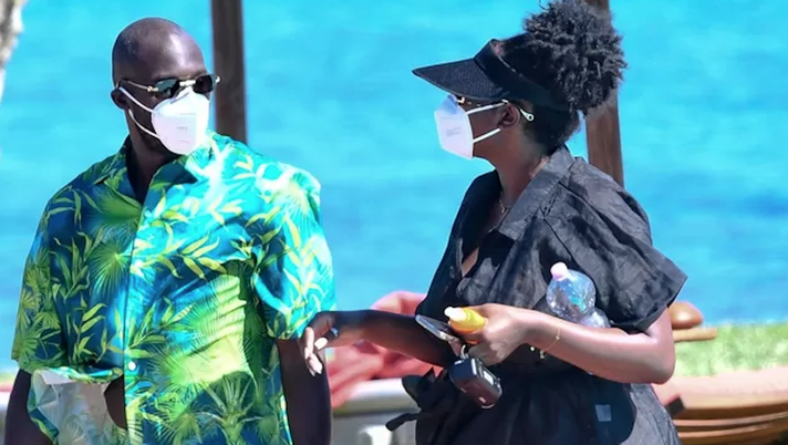 Lukaku, vacanza in Sardegna con Shani Jamilah. Le foto insieme all’influencer inglese - immagine 1