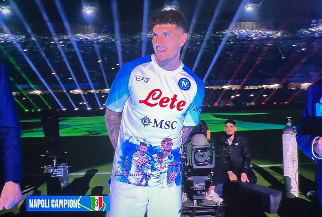 Nuova maglia del Napoli, indossata da Giovanni Di Lorenzo