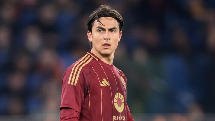 ROME, ITALY - MARCH 06: Paulo Dybala of AS Roma during the UEFA Europa League 2024/25 Round of 16 First Leg match between AS Roma and Athletic Club at Stadio Olimpico on March 06, 2025 in Rome, Italy. (Photo by Fabio Rossi/AS Roma via Getty Images) ULTIM’ORA – Stagione finita per Dybala: deve operarsi, ecco il comunicato della Roma - immagine 1