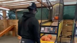 VIDEO / Balotelli, tocco magico: canestro con i piedi