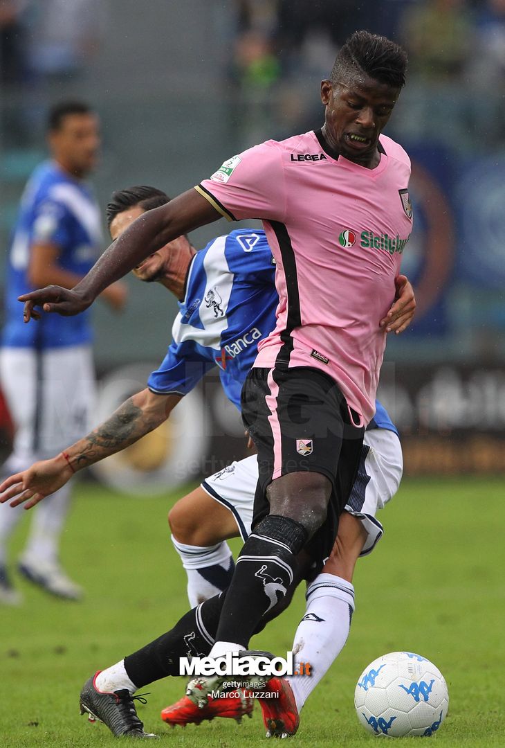  BRESCIA, ITALY - SEPTEMBER 02:  Eddy Gnahore of US Citta di Palermo competes for the ball with Enzo Di Santantonio (back) of Brescia Calcio during the Serie B between Brescia Calcio and US Citta di Palermo at Stadio Mario Rigamonti on September 2, 2017 in Brescia, Italy.  (Photo by Marco Luzzani/Getty Images) 