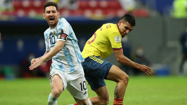 BRASILIA, BRAZIL - JULY 06: Lionel Messi of Argentina competes for the ball with Daniel Muñoz of Colombia during a semi-final match of Copa America Brazil 2021 between Argentina and Colombia at Mane Garrincha Stadium on July 06, 2021 in Brasilia, Brazil. (Photo by Alexandre Schneider/Getty Images) BRASILIA, BRAZIL - JULY 06: Lionel Messi of Argentina competes for the ball with Daniel Muñoz of Colombia during a semi-final match of Copa America Brazil 2021 between Argentina and Colombia at Mane Garrincha Stadium on July 06, 2021 in Brasilia, Brazil. (Photo by Alexandre Schneider/Getty Images)