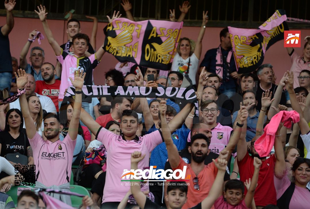 Fototifo, i tifosi allo stadio per Palermo-Feralpisaló 1-0 (gallery) - immagine 112