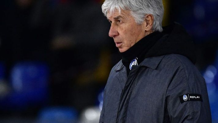 Atalanta's Italian coach Gian Piero Gasperini looks on prior to the Italian Serie A football match between Napoli and Atalanta on December 4, 2021 at the Diego-Maradona stadium in Naples. (Photo by Filippo MONTEFORTE / AFP) (Photo by FILIPPO MONTEFORTE/AFP via Getty Images) Gasperini: “Toloi si è stirato! Malinovskyi, problemi di stomaco: era in difficoltà. Duvan e Boga…” - immagine 1