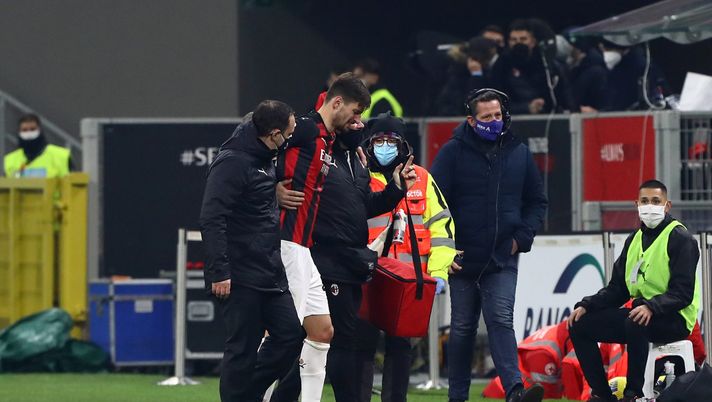 Matteo Gabbia (difensore AC Milan) esce infortunato in avvio di Milan-Parma (Serie A 2020-2021) | AC Milan News (Getty Images) Matteo Gabbia (difensore AC Milan) esce infortunato in avvio di Milan-Parma (Serie A 2020-2021) | AC Milan News (Getty Images)