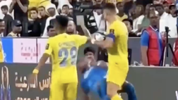 Ronaldo espulso per gomitata. Poi minaccia di colpire l’arbitro