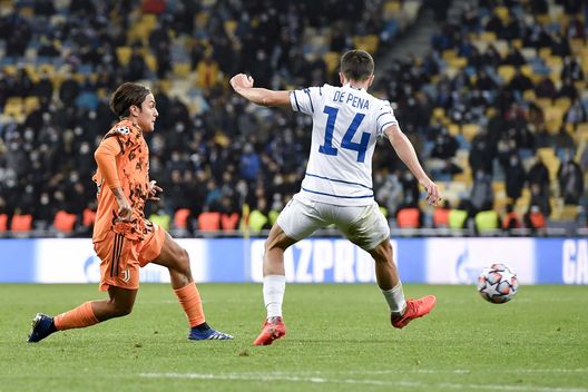 KYIV, UKRAINE - OCTOBER 20: Paulo Dybala of Juventus competes for the ball with Carlos De Pena of Dynamo Kyiv during the UEFA Champions League Group G stage match between Dynamo Kyiv and Juventus at NSC Olimpiyskiy Stadium on October 20, 2020 in Kyiv, Ukraine. (Photo by Daniele Badolato - Juventus FC/Juventus FC via Getty Images) Dybala, fuori per un mese. Salta anche la Fiorentina?- immagine 2