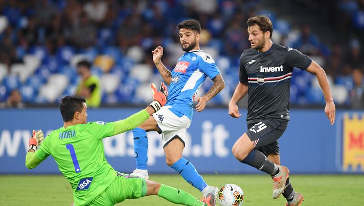 NAPLES, ITALY - SEPTEMBER 14: Lorenzo Insigne of SSC Napoli vies with Emil Audero of UC Sampdoria during the Serie A match between SSC Napoli and UC Sampdoria at Stadio San Paolo on September 14, 2019 in Naples, Italy. (Photo by Francesco Pecoraro/Getty Images) 