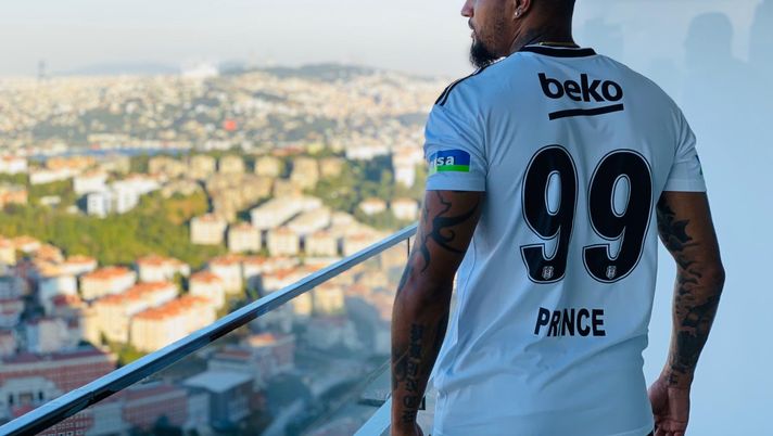 Kevin-Prince Boateng con la maglia del Besiktas (credits: Official KP Boateng Twitter account) 
