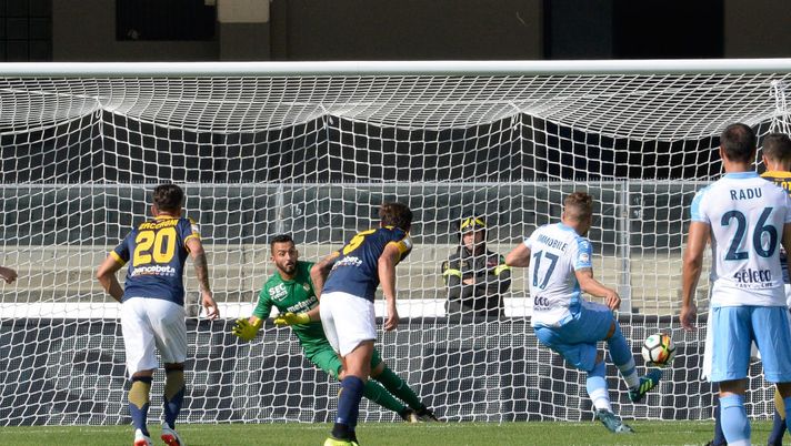 VERONA, ITALY - SEPTEMBER 24:  Ciro Immobile #17 of SS Lazio scores hi opening goal from the penalty spot during the Serie A match between Hellas Verona FC and SS Lazio at Stadio Marc'Antonio Bentegodi on September 24, 2017 in Verona, Italy.  (Photo by Dino Panato/Getty Images) 