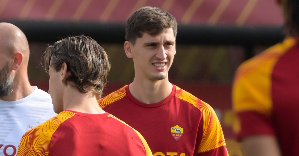 Roma In Campo Per Preparare La Sfida Con Il Napoli: C’è Kumbulla – FOTO ...