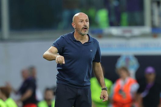 FLORENCE, ITALY - SEPTEMBER 08: Vincenzo Italiano manager of ACF Fiorentina gestures during the UEFA Europa Conference League group A match between ACF Fiorentina and Rīgas Futbola skola at Stadio Artemio Franchi on September 8, 2022 in Florence, Italy (Photo by Gabriele Maltinti/Getty Images) Italiano