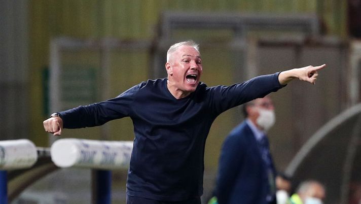 BENEVENTO, ITALY - OCTOBER 03: Massimiliano Alvini Perugia coach gestures during the Serie B match between Benevento and Perugia at Stadio Ciro Vigorito on October 03, 2021 in Benevento, Italy. (Photo by Francesco Pecoraro/Getty Images) Cremonese, il prossimo colpo è un’idea dal Lione: in arrivo la proposta - immagine 1