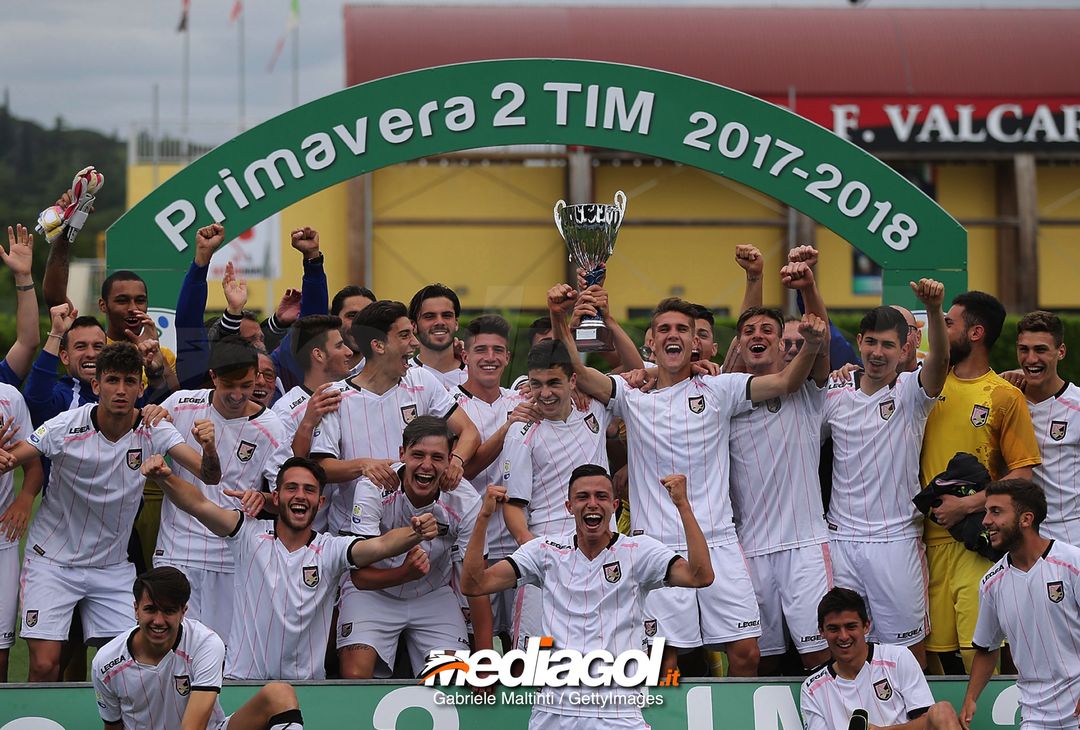  FLORENCE, ITALY - MAY 16: All players of US Citta' di Palermo U19 celebrate the victory during the SuperCoppa primavera 2 match between Novara U19 and US Citta di Palermo U19 at Centro Tecnico Federale di Coverciano on May 16, 2018 in Florence, Italy.  (Photo by Gabriele Maltinti/Getty Images) 