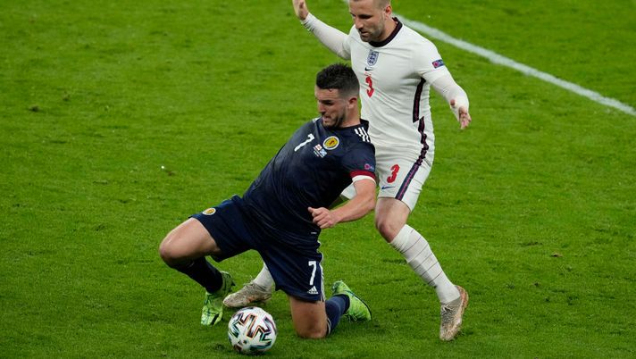 LONDON, ENGLAND - JUNE 18: John McGinn of Scotland is challenged by Luke Shaw of England during the UEFA Euro 2020 Championship Group D match between England and Scotland at Wembley Stadium on June 18, 2021 in London, England. (Photo by Matt Dunham - Pool/Getty Images) 