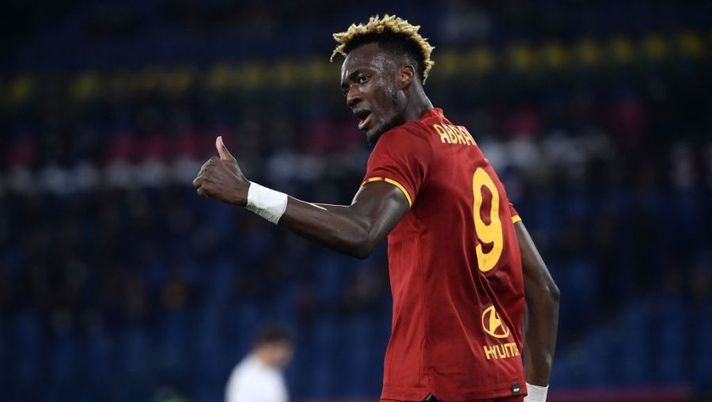 Roma's British forward Tammy Abraham gestures during the Italian Serie A football match between AS Roma and Sampdoria on December 22, 2021 at the Olympic stadium in Rome. (Photo by Filippo MONTEFORTE / AFP) (Photo by FILIPPO MONTEFORTE/AFP via Getty Images) ULTIM’ORA – Gol di Abraham o gol di Mancini: la decisione della Lega Calcio - immagine 1