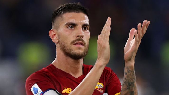 ROME, ITALY - OCTOBER 03: Lorenzo Pellegrini of AS Roma acknowledges the crowd after the Serie A match between AS Roma v Empoli FC at Stadio Olimpico on October 03, 2021 in Rome, Italy. (Photo by Paolo Bruno/Getty Images) CorSport: “Infortunio Pellegrini, evitata la ricaduta ma ecco cosa filtra sul suo recupero - immagine 1