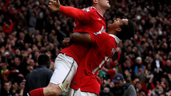 MANCHESTER, ENGLAND - FEBRUARY 12: Wayne Rooney of Manchester United celebrates with teammate Nani (R) after he scores a goal from an overhead kick during the Barclays Premier League match between Manchester United and Manchester City at Old Trafford on February 12, 2011 in Manchester, England. (Photo by Alex Livesey/Getty Images) Derby di Manchester, Rooney e…quella rovesciata: “Stavo giocando malissimo, ma tanto chi se lo ricorda?” - immagine 1