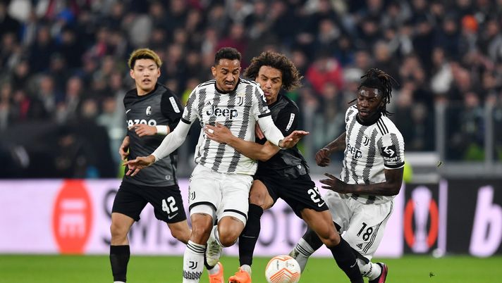 TURIN, ITALY - MARCH 09: Danilo and Moise Kean of Juventus battle for possession with Kiliann Sildillia of Sport-Club Freiburg during the UEFA Europa League round of 16 leg one match between Juventus and Sport-Club Freiburg at Juventus Stadium on March 09, 2023 in Turin, Italy. (Photo by Valerio Pennicino/Getty Images)  Juventus