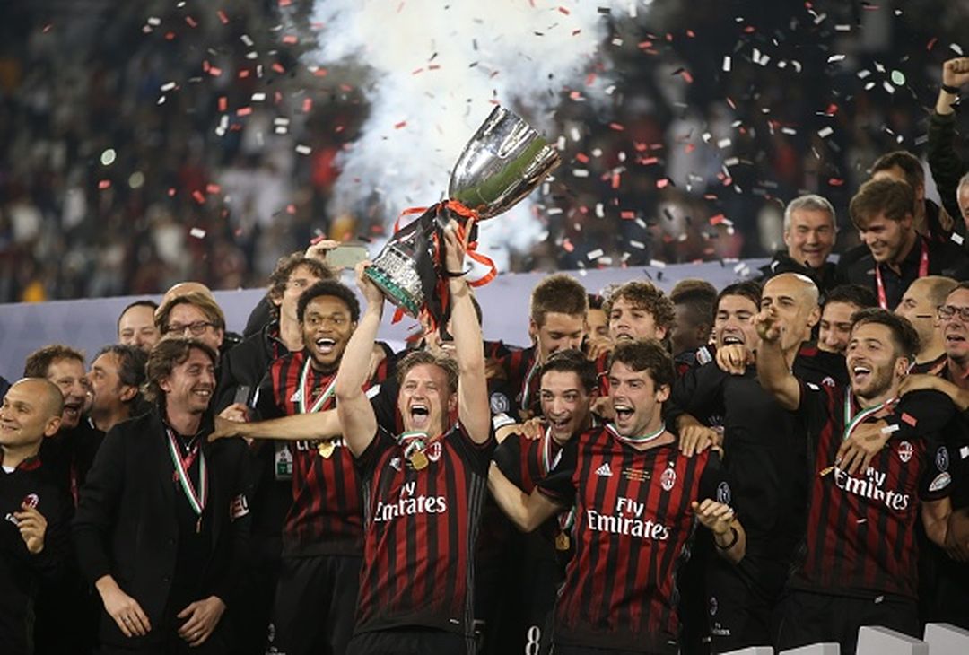  Il Milan festeggia il 23 dicembre 2016 a Doha la Supercoppa Italiana vinta contro la Juventus (credits: GETTY Images) 