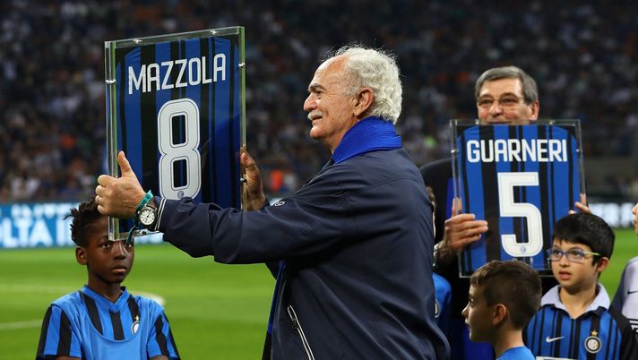 MILAN, ITALY - APRIL 28: Alessandro Sandro Mazzola awarded by Inter Forever before the serie A match between FC Internazionale and Juventus at Stadio Giuseppe Meazza on April 28, 2018 in Milan, Italy. (Photo by Marco Luzzani - Inter/FC Internazionale via Getty Images) Sandro Mazzola: “Derby non decisivo per lo Scudetto, all’Inter serve un vice-Brozovic” - immagine 1