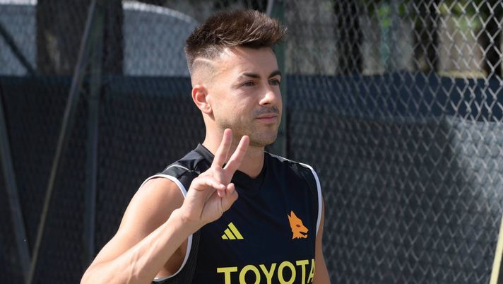 ROME, ITALY - JULY 12: AS Roma player Stephan El Shaarawy during a training session at Centro Sportivo Fulvio Bernardini on July 12, 2023 in Rome, Italy. (Photo by Luciano Rossi/AS Roma via Getty Images) Roma, sorpresa El Shaarawy. CorSport: “Condizione ottimale e gol bellissimo” - immagine 1
