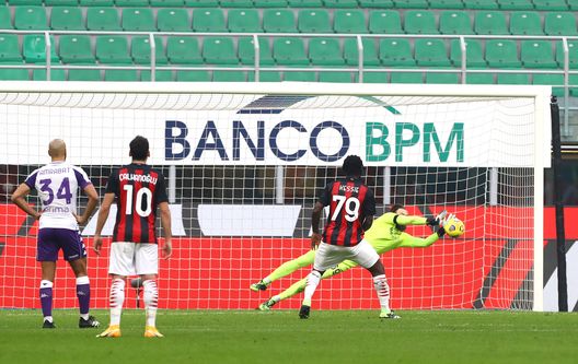 MILAN, ITALY - NOVEMBER 29: Bartlomiej Dragowski of ACF Fiorentina saves a penalty from Franck Kessie of A.C. Milan during the Serie A match between AC Milan and ACF Fiorentina at Stadio Giuseppe Meazza on November 29, 2020 in Milan, Italy. Sporting stadiums around Italy remain under strict restrictions due to the Coronavirus Pandemic as Government social distancing laws prohibit fans inside venues resulting in games being played behind closed doors. (Photo by Marco Luzzani/Getty Images) MILAN, ITALY - NOVEMBER 29: Bartlomiej Dragowski of ACF Fiorentina saves a penalty from Franck Kessie of A.C. Milan during the Serie A match between AC Milan and ACF Fiorentina at Stadio Giuseppe Meazza on November 29, 2020 in Milan, Italy. Sporting stadiums around Italy remain under strict restrictions due to the Coronavirus Pandemic as Government social distancing laws prohibit fans inside venues resulting in games being played behind closed doors. (Photo by Marco Luzzani/Getty Images)