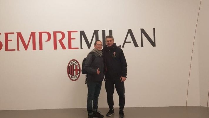 Tifoso cileno del Milan insieme a Massaro (credits: Twitter AC Milan) Tifoso cileno del Milan insieme a Massaro (credits: Twitter AC Milan)