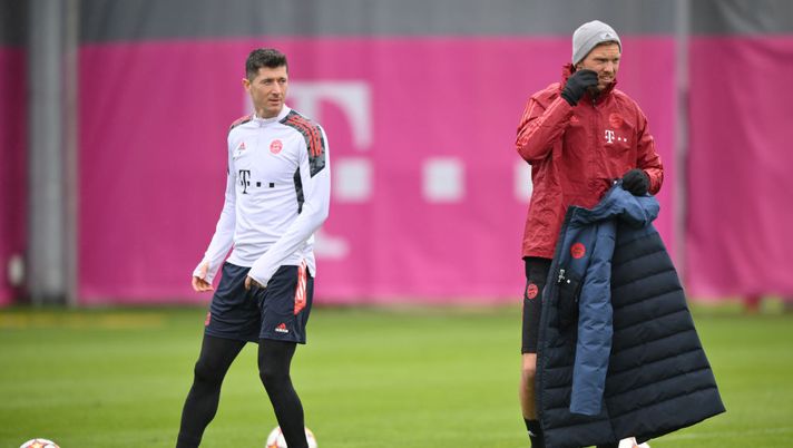 MUNICH, GERMANY - APRIL 05: Robert Lewandowski and head coach Julian Nagelsmann of FC Bayern München look on during a training session at Saebener Strasse training ground on April 05, 2022 in Munich, Germany. FC Bayern will face Villarreal CF in the UEFA Champions League quarterfinal first leg match on April 6, 2022. (Photo by Sebastian Widmann/Getty Images) Xavi pressa Laporta: vuole Lewandowski in tempo per il “Clasico” negli USA - immagine 1