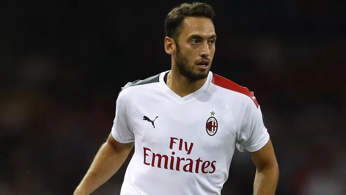 Hakan Calhanoglu, centrocampista del Milan (credits: GETTY Images)