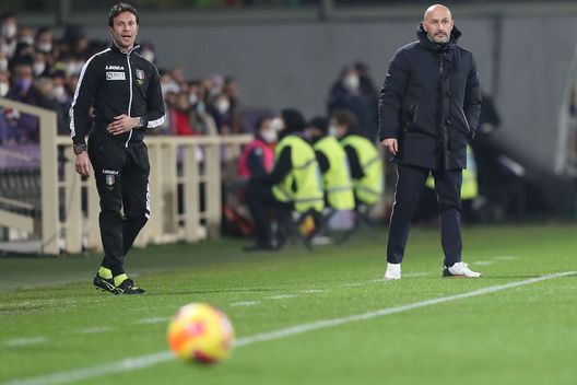 FLORENCE, ITALY - FEBRUARY 05: Vincenzo Italiano manager of ACF Fiorentina looks on during the Serie A match between ACF Fiorentina and SS Lazio at Stadio Artemio Franchi on February 5, 2022 in Florence, Italy. (Photo by Gabriele Maltinti/Getty Images) FLORENCE, ITALY - FEBRUARY 05: Vincenzo Italiano manager of ACF Fiorentina looks on during the Serie A match between ACF Fiorentina and SS Lazio at Stadio Artemio Franchi on February 5, 2022 in Florence, Italy. (Photo by Gabriele Maltinti/Getty Images)