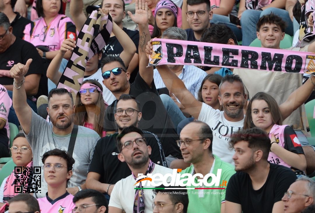 Fototifo, facce da Serie B. I tifosi allo stadio per Palermo-Padova 1-0 - immagine 116