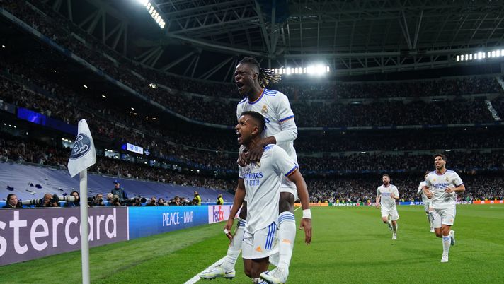 MADRID, SPAIN - MAY 04: Rodrygo of Real Madrid celebrates with team mate Eduardo Camavinga after scoring their sides second goal during the UEFA Champions League Semi Final Leg Two match between Real Madrid and Manchester City at Estadio Santiago Bernabeu on May 04, 2022 in Madrid, Spain. (Photo by Angel Martinez/Getty Images) Camavinga, l’uomo dei record: per il francese con il Real un trofeo…ogni 10 partite! - immagine 1