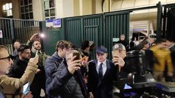GALLERY – Mister Beppe Iachini e l’abbraccio con i tifosi viola fuori dal Franchi